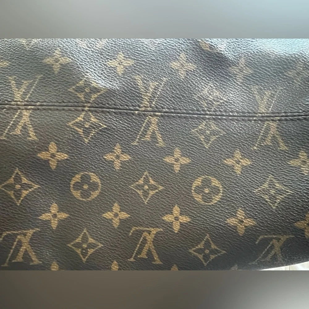 Louis Vuitton Totally MM Tote Bag - Picture 5 of 16